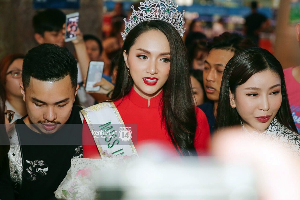 Hương Giang diện Áo dài đỏ rực rỡ, được truyền thông và người hâm mộ vây kín tại sân bay Hương Giang diện Áo dài đỏ rực rỡ, được truyền thông và người hâm mộ vây kín tại sân bay